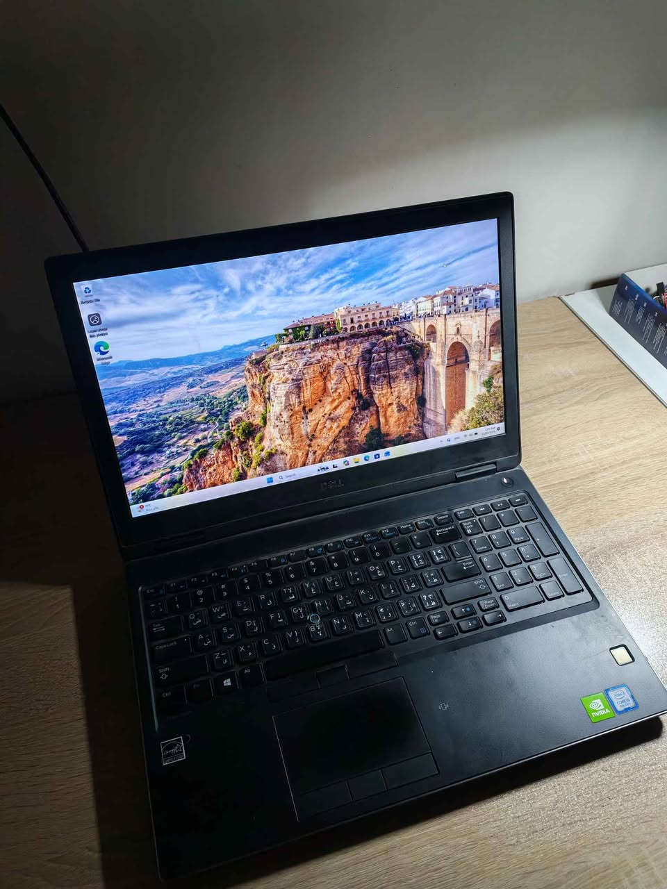 جهاز من فئة Workstation مثالي للمهندسين، المصممين، وطلاب الهندسة.
 المواصفات التقنية:
المعالج: Intel Core i5-8400H (جيل ثامن فئة H عالية الأداء، يتفوق على فئات الـ U في المهام الثقيلة).
الذاكرة (RAM): سعة 16GB 
كارت الشاشة (GPU): كارت منفصل NVIDIA Quadro P2000 بسعة 4GB (مخصص حصراً لبرامج الرندرة، المونتاج، والـ 3D مثل AutoCAD و Premiere).
التخزين (Storage): دبل هارد SSD 

الهارد الأول: 256GB SSD (للنظام والبرامج لضمان سرعة الإقلاع).
الهارد الثاني:  Tera 1 SSD (مساحة ضخمة وسريعة جداً لحفظ الملفات والمشاريع).
الشاشة: 15.6 بوصة 
النظام: Windows 11 
 مميزات إضافية:
يحتوي على نظام تبريد مزدوج (مروحتين) للعمل لساعات طويلة دون حرارة.
هيكل متين جداً بتصميم احترافي.
ياتي مع جنطة وموس باد 
قابلية عالية جداً لتطوير الرامات والهاردات مستقبلاً.
 السعر المطلوب: [ 415,000] دينار.
 المكان: [بغداد]
 للتواصل: [***********] بغداد, العراق
