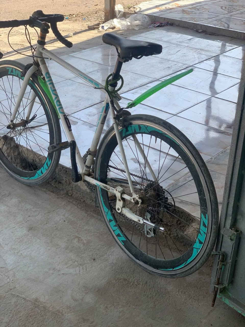 🚴 دراجة Road Bike (دراجة طريق) بمقود منحني.
* اللون: أبيض مع لمسات سماوية وخضراء.
* الجنطات تبدو Deep Rim (عالية) ومكتوب عليها ZTMX
* نظام السرعات خلفي متعدد (8–10 سرعات).
* كرنك أمامي يبدو سن واحد (1x).
* الإطار ألمنيوم،
السعر 95الف وبي مجال ***********

