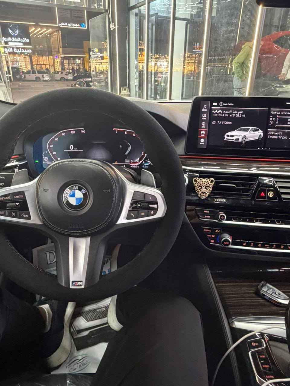 بي ام دبليو 530e 2022 
ام بكج بلادي دركة ودوسات ودعاميات 
داتا شو 
تحديث لغة عربية كامل 
كاربلي وايرلس 
كشنات تدفئة داخل اسود 
ايمائات صوت 
سستم صوت هارمن كاردن 
دفع خلفي RWD 
حزام كهرباء 
حساس  امامي خلفي جانبي 
السيارة ٣ انظمة كهرباء + هايبرد+ بانزين 
الحادث كلش بسيط بارد بالجاملغ الامامي وصبغ قليل بالجاملغ الخلفي علكد الهلال 

مكان السيارة بغداد المنصور او العامرية 
***********
***********
