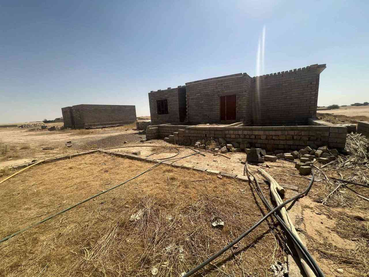 البيع ثلث بيوت قريه الحجاج منطه البطعمه الجديده المساحه 30 متر  عرض ولطول 50متر عرض الشارع عشر متر  ماء وكهرباء واصله *********** الشراي يتصل على رقم
