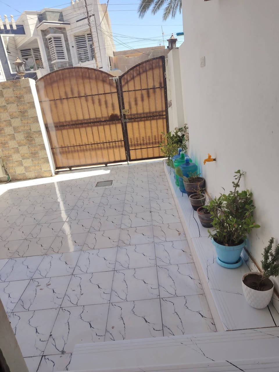 🏠 بيت للبيع بمواصفات مميزة (نظام زنجيل - واجهتين) 🏠
تعلن شركة العز للعقارات عن توفر بيت مميز ونظيف جداً للبيع، جاهز للسكن الفوري بموقع ممتاز ومواصفات راقية.
📐 تفاصيل العقار:
 المساحة: 175 متر مربع.
 التصميم: طابقين (بناء نظيف وبحالة ممتازة جداً).
 الإطلالة: نظام زنجيل (يحتوي على واجهتين أمامي وخلفي)، مما يوفر تهوية ممتازة وإضاءة طبيعية طوال اليوم، وسهولة في الدخول والخروج.
🛏️ التوزيع الداخلي للبيت:
 غرف النوم: 4 غرف نوم واسعة ومريحة.
 المطابخ: يحتوي البيت على 2 مطبخ (موزعة بشكل يخدم الطابقين وعملي جداً).
 المرافق الأخرى: صالة استقبال، مجاميع صحية، وكافة الخدمات الأساسية.
✨ مميزات إضافية:
 البيت بحالة نظيفة جداً ولا يحتاج إلى مصاريف إضافية (جاهز للسكن).
الموقع الحصوه حي الشهداء اقرب نقطه خلف حسينيه الزهراء
للاستفسار ***********
