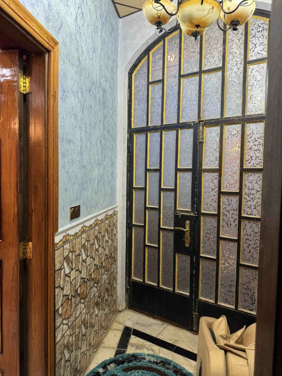 بيت في عويسيان المساحه الكليه ٤٢٠ متر مربع طابو زراعي
اصولي ١٠٠٪؜ المنطقه موزعه بانتظام الشارع الرئيسي ٨ متر والفرعي ٧ متر 
يحتوي على غرفه نوم عدد اثان ماستر 
٤*٦ متر 
٤.٥*٥ متر 
يحتوي على صحيات اثنان واحد داخلي واحد خارجي 
يحتوي على حمامات ٤ 
يحتوي على مطبخ واحد ٣.٥ * ٤ 
استقبال ٤*٦ 
صاله نساء ٣*٤ 
هول ٤*٦
مناور عدد اثنان 
يوجد مخازن عدد اثنان لتخزين الجوت والملابس وأي شي 
يحتوي على حديقه ٢٠٠ متر يوجد بها برحي عدد اثنان وسدره وينبر وتين واكاسيا وجهنميه ورمان وصفصاف ويأس
للاستفسار الاتصال على ***********
