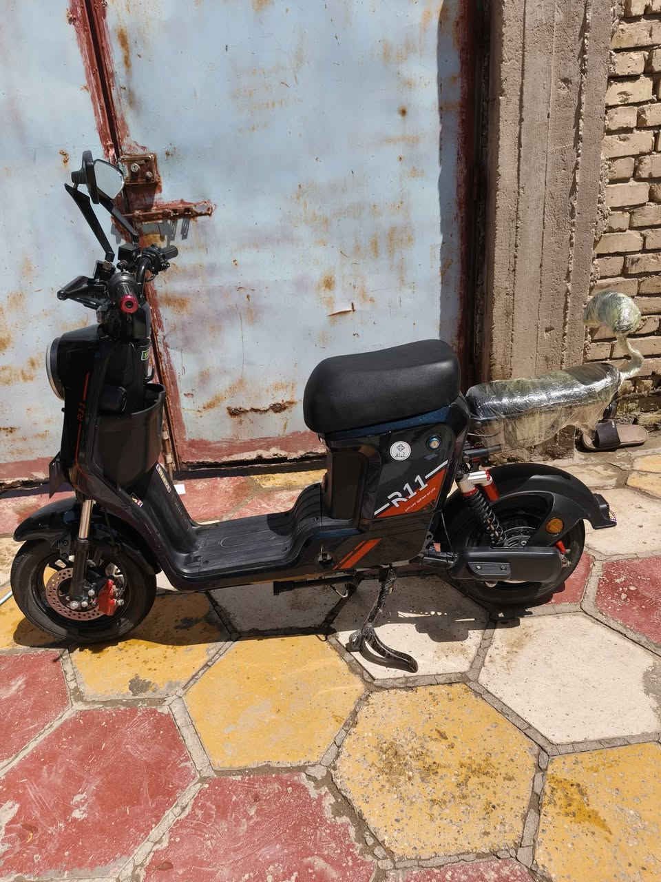 دراجه شحن r11 للبيع سعرها مناسب
الملف مالتها 2000w
تواير جوبلس 
بيها بك R
ومثبت سرعه 
دراجه بعدها جديده مامتعوبه 
موديل 26
رقمي  ***********
