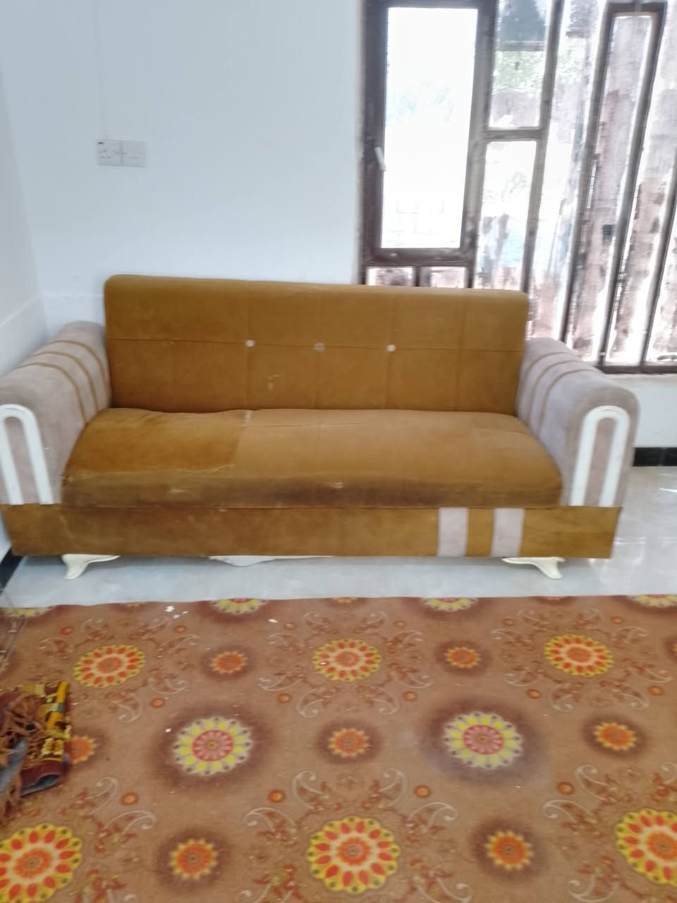 اغراض للبيع كلمن وسعره هذا بيه وتساب ***********
