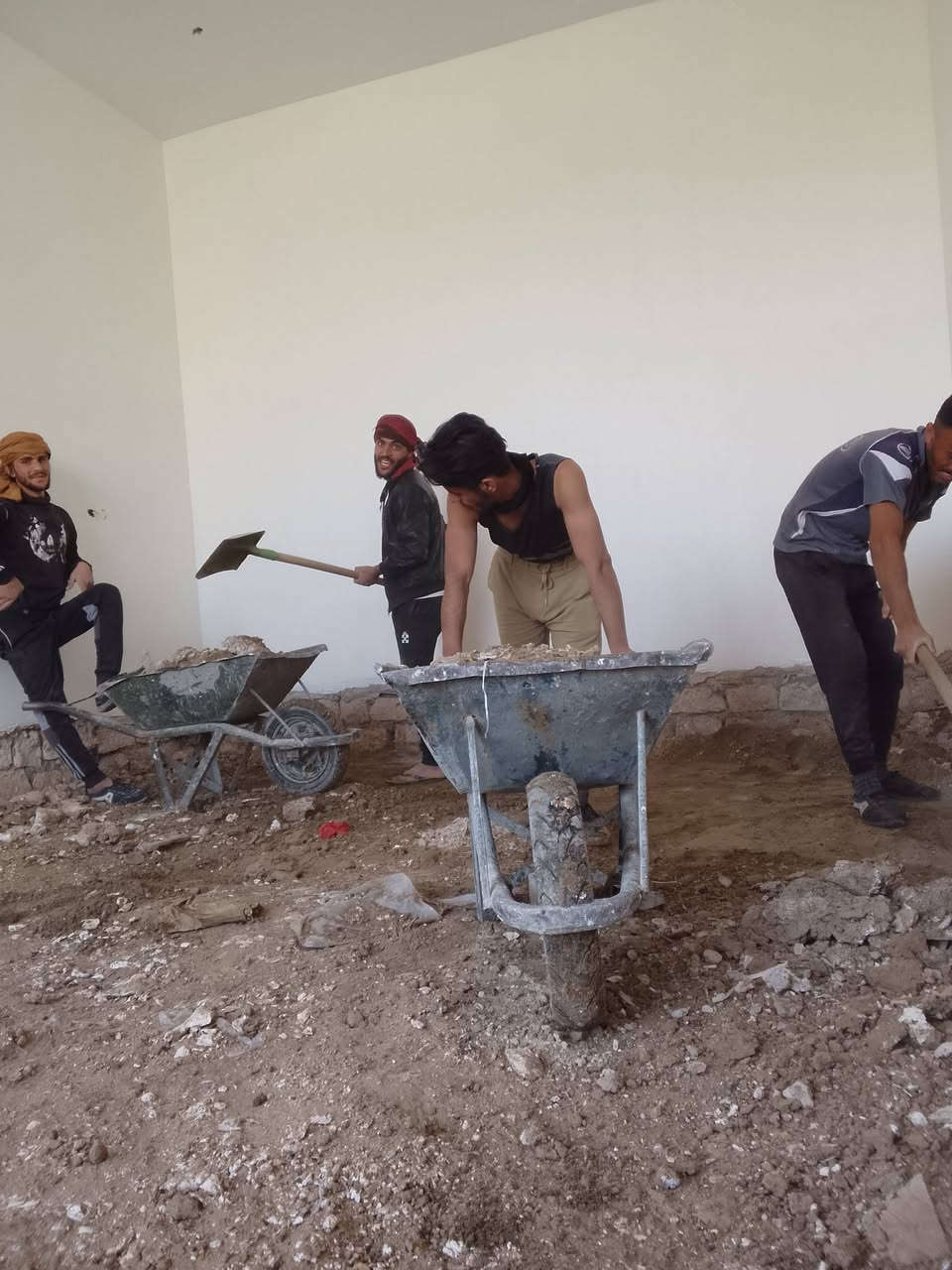 سلام عليكم  / يوجد كادر عمل جاهز/ تصعيد مواد/ تنضيف بيوت/ تفليش/ تكشيط/ تنضيف حدائق/ دفن نهري  / شقلنه ليل ونهار   /ومعداتنه جاهز/ ماعليك بس تصال على رقم  /     *********** /
