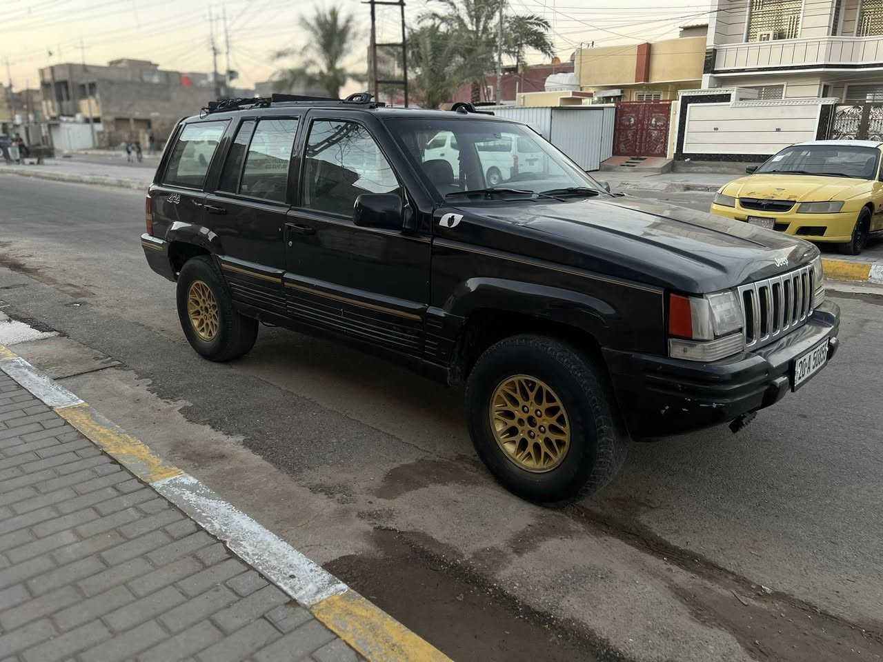 سلام عليكم جيب شيروكي موديل 93 مكينه وكير vvt مكفولات تخم تاير جديد  رقم انكليزي سنويه لل30 يرادله ترتيب لدواخل فقط بيع السعر 30 وبيهه مجال مكاني بغداد الحسينيه للاستفسار ***********
