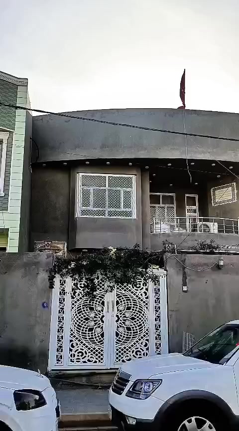 بيت في ٣٦ مساحه ٣٢٥م طابقين بناء ممتاز مقابل الحكم قريب إلى شارع الصداقه اي استفسار مراجعه مكتب الفخامه الحكم قرب مكتب العصاءب علي الظالمي ت ***********
