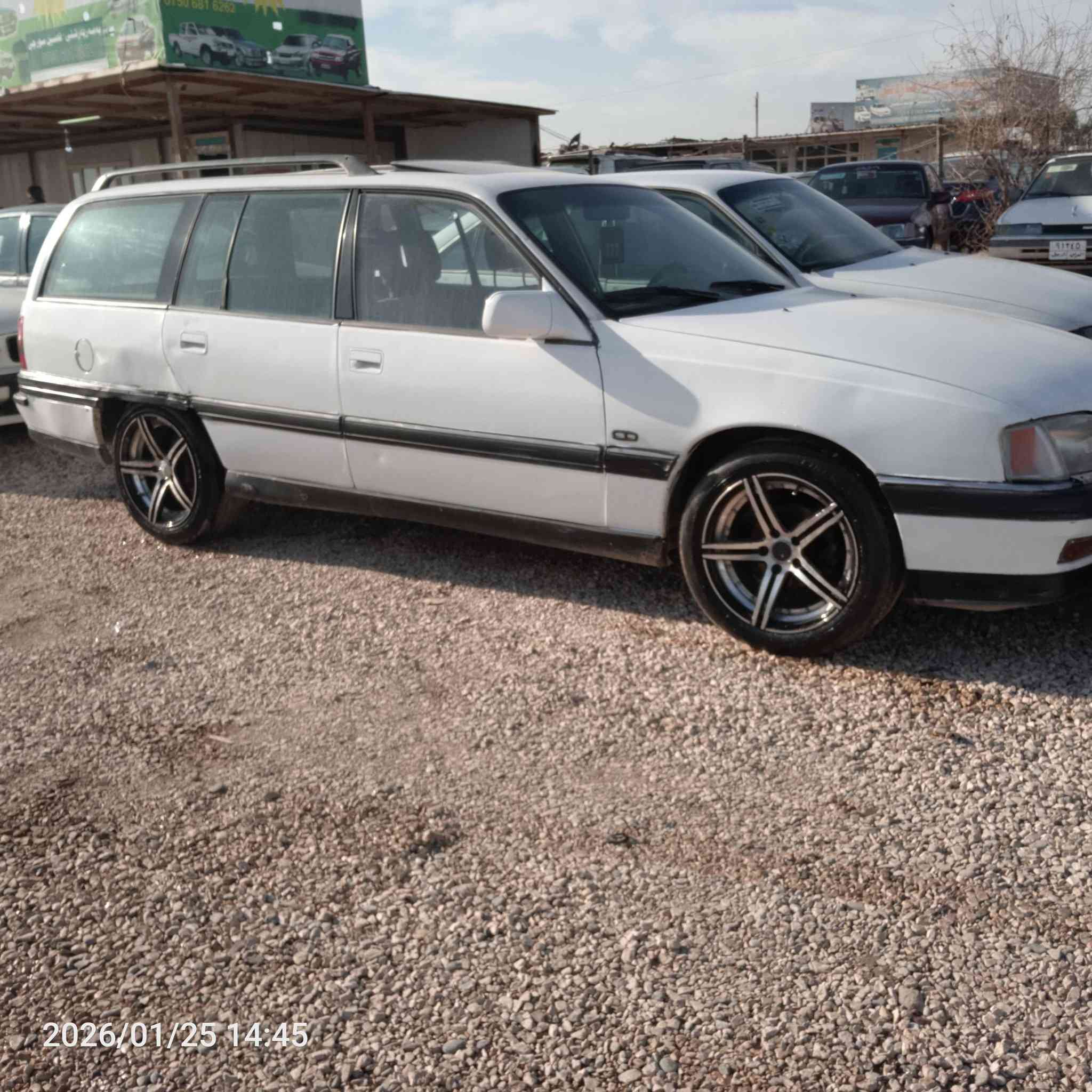 سەیارە ئۆمیگا مۆدیڵ 1993
گێڕ حادی گێڕو مەکینە بەشەرت
کارەبای هەمووگیانی ئیش دەکات
چوارتایەو ویڵی نوێ ڵە سەرە
سەیارە کە سەنه وی بەزربووە
من بەئەوەڵایات دەی فرۆشم
سحر23مەجاڵ شوێن هەوڵێر
***********
