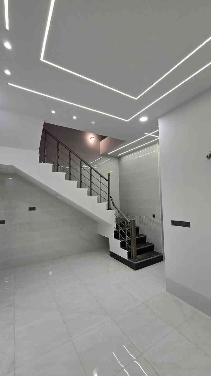 السلام عليكم بيت للبيع المساحه 100متر طابقين بناء حديث يحتوي على غرفه عدد 3 خدمات كامله يصلح سكن او حسينيه العنوان كربلاء حولي ابو مهدي المهندس ملحق دار السلام يبعد عن الحولي ١٠٠متر بسعر {[[168مليون ]]  استفسار اكثر الاتصال بالأرقام التالية 
*********** اسيا وتساب 
***********
