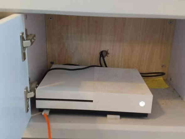 سلام عليكم 
جهاز اكسبوكس ون اس نظيف جدا 
تخزينه 1 تيرا 
وياه يده وحده 
بي العاب هواي ومن ضمنهم 
Red dead redemption 2
GTA V
TEKKEN 7
METRO 23
وغيرهم موجودين بالصور 
بس تنزلهم 
السعر 200
اذا تحب تجي للبيت تفحصه
مكاني مركز رقمي
***********
