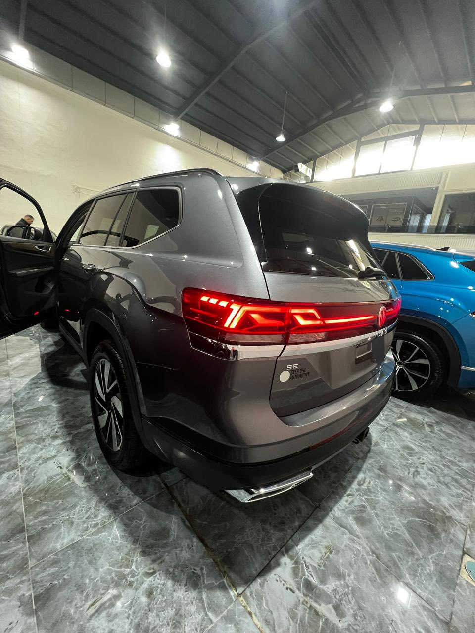 للبيع فولكسفاغن أطلس كروس سبورت فئة SE  
موديل 2025  
رقم الشاصي: 1V2WR2CA4SC509041  

المواصفات:  
• فئة SE  
• SUV بنزين  
• محرك 4 سلندر تربو 2.0 لتر، 269 حصان  
• نظام دفع رباعي (AWD)  
• عدّاد: 17 ألف مايل  
• شاشة 12 بوصة وسطية، شحن لاسلكي، نظام IQ.DRIVE للأمان  
• مقاعد جلد صناعي V‑Tex، مدفّأة وتهوّية  
• تكييف ثنائي المناطق  
• دخول وتشغيل بدون مفتاح  

الحالة والملاحظات:  
• صبغ الجاملخ الأيسر  
• صبغ بس ربح بونيد  
• سيارة دخول جديد  
• موقع السيارة: دهوك، رقم كاتي  
• تگدر تترقم شمالي  

السعر: 280$  
وبها مجال  

📞 للاستفسار: *********** -  ***********
