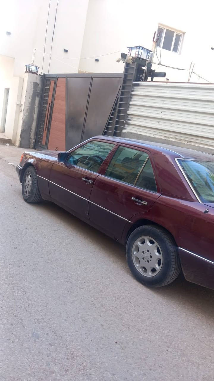 السلام عليكم للبيع او المراوس مارسدس دب مديل 90 محور مكينه 3الاف سيارة جاهزة حداديه مكينه تبريد كله شغال .عنوان كربلاء ***********

