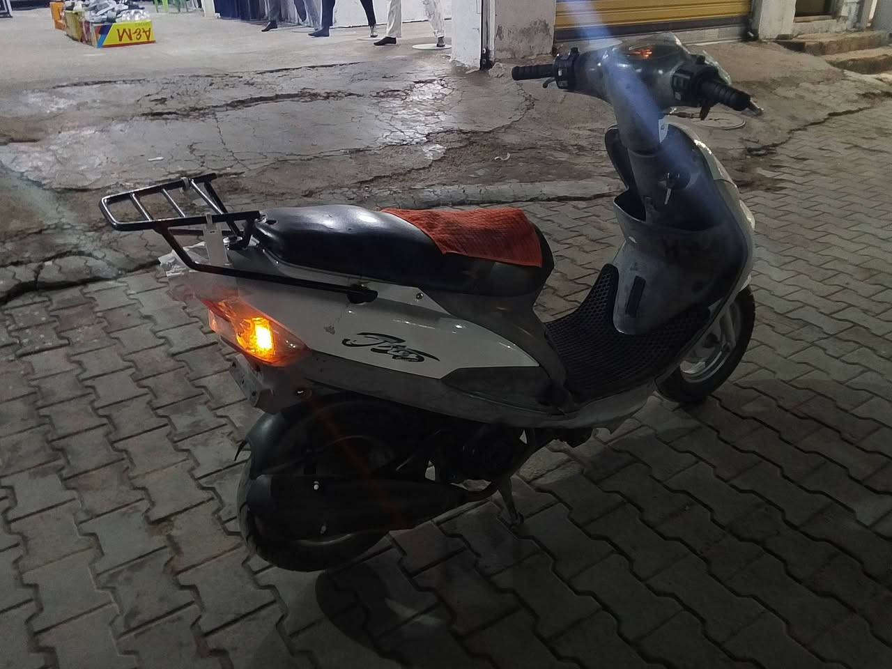 السلام عليكم 😇
ماكس منغولي للبيع 
مكينه مفتوحه 
كهربائيات كلها شغاله سلف باتري كله جديد 
شرط شلعه ومعدل ناعمه كلش 
السعر (500)وبيها مجال 
مكاني نجف حي ميسان 
هـ***********
