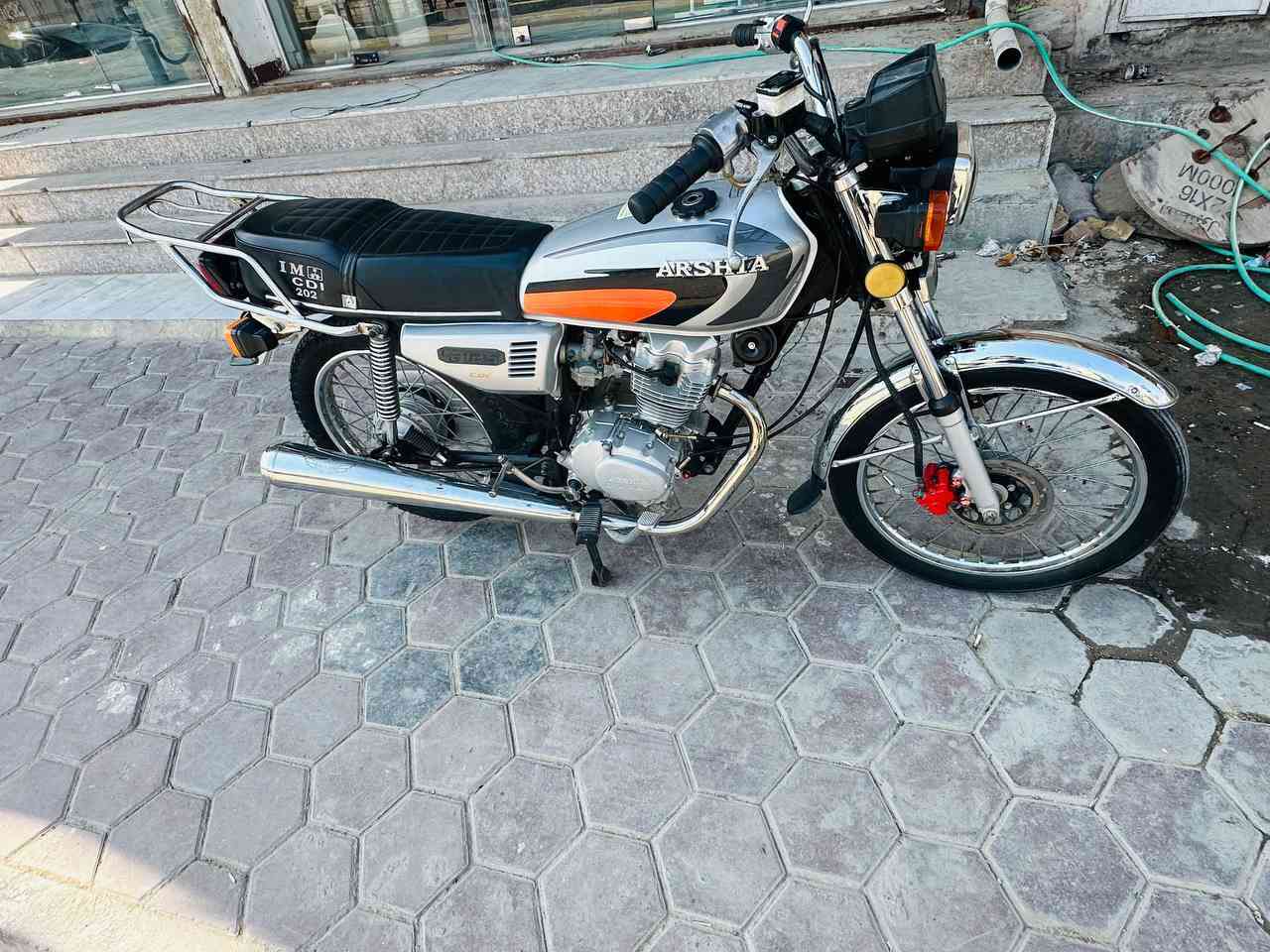 السلام عليكم 
دراجه 4 كير موديل 21
محرك كهرباء خير من الله دراجه نضيفه وحلوه مكانه الخاجيه 
سعره 650 وبيه مجال لشراي 
الاتصال 
***********
***********
