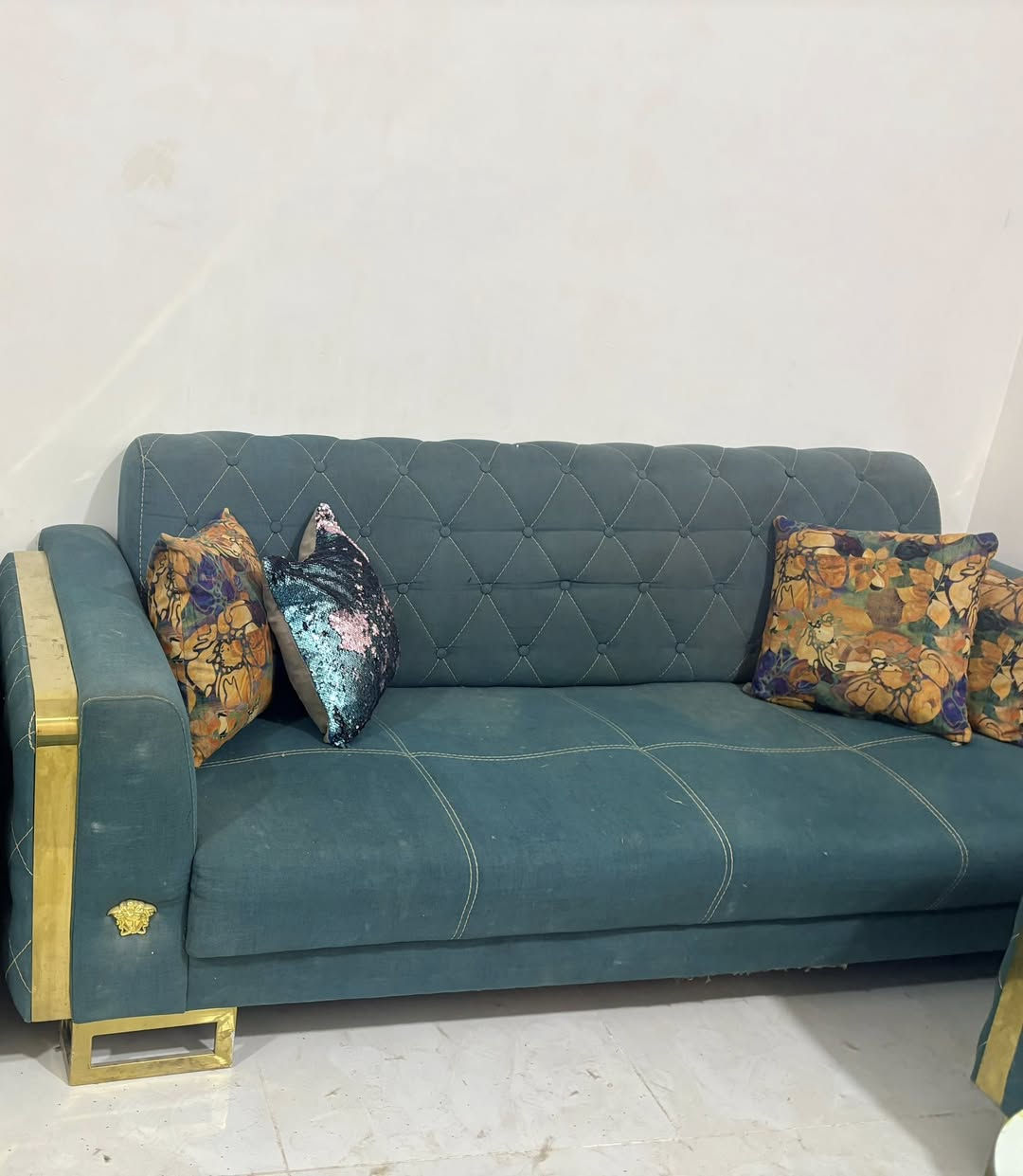 تخومة  قنفات 10مقاعد للبيع العدد ثنين الاول الزيتوني صناعة تركية خشب زان مع أربع طبلات و كراسي/ و الثاني الازرق  هم تركي مودرن حديث 
سعر الزيتوني:550مع الطبلات و الميز
سعر الأزرق :650
العنوان:بغداد حي العامل دور النفط
باقي التفاصيل خاص أو الاتصال على الرقم ***********
