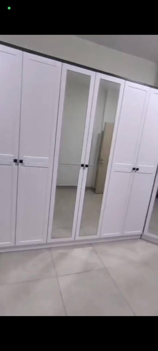 🔥 فرصة مميزة – غرفة نوم كاملة بحالة ممتازة 🔥

🛏️ غرفة نوم مكونة من 11 قطعة بتصميم عصري ولون أبيض أنيق، مناسبة للعرسان أو لتجديد أثاث المنزل.

✅ المواصفات:

غرفة كاملة مكونة من 11 قطعة

دولاب كونتور كورنر (زاوية) لزيادة سعة التخزين واستغلال المساحات بشكل أفضل

أبواب الدولاب من 4 رزات

أبواب هيدروليك

مجرات هيدروليك ناعمة وعملية

تخزين واسع تحت السرير

مرايا وتسريحة بتصميم أنيق

حالة جيدة جداً

💰 سعر الشراء: 2,100,000 دينار
🔥 سعر البيع: 1,000,000 دينار فقط 🔥

📍 السعر قابل للنقاش البسيط للجادين. 📞 للاستفسار والمعاينة يرجى التواصل على الخاص أو الاتصال. ***********
العنوان بغداد البكرية مجمع الرقابه الماليه 

غرفة عملية وأنيقة مع مساحات تخزين كبيرة، وسعر أقل من نصف سعر الشراء.
