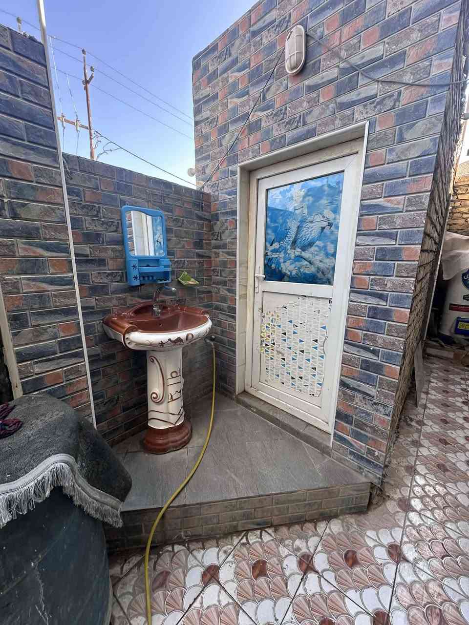 #للبيع بيت طابو  صرف مساحته ٢٠٠ م ب عفك بحي اور الاول
بشارع ام البنين بلبدايه  
البناء قاطين كل قاط يحتوي غرفتين ومطبخ وصاله واستقبال وصحيات وحمام داخلي  + مناور ٢
مطلوب اسكان 
للاستفسار اتصل عليه  @إشارة 
***********
