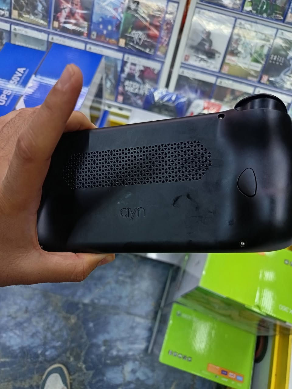 السلام علیکم
Processor: Qualcomm Snapdragon 8 Gen 2 (1x Kryo GoldPlus @3.2GHz, 4x Kryo Gold @2.8GHz, 3x Kryo Silver @2.0GHz)
GPU: Adreno 740
RAM: 8GB (Base)
Storage: 128GB (Base) ; expandable via microSD
Display: 6-inch IPS touchscreen, 1920×1080 resolution (16:9 aspect ratio)
Battery: 8,000 mAh
OS: Android 13
Connectivity: Wi-Fi 7, Bluetooth 5.3
Ports: USB 3.1 Type-C (with DisplayPort video output), 3.5mm headphone jack, Micro HDMI
Controls: Hall Effect joysticks, analog triggers, programmable back buttons, and customizable RGB lighting
Dimensions: ~225 × 98 × 17 mm
Weight: ~420g

بيها شخط بسيط بشاشة
سعرها ٣٠٠ الف و متوفر توصيل جميع محافظات


**إذا كنت صاحب هذا الإعلان وتريد حذفه لأي سبب، رجاءا أرسل رسالة إلى الدعم الفني**