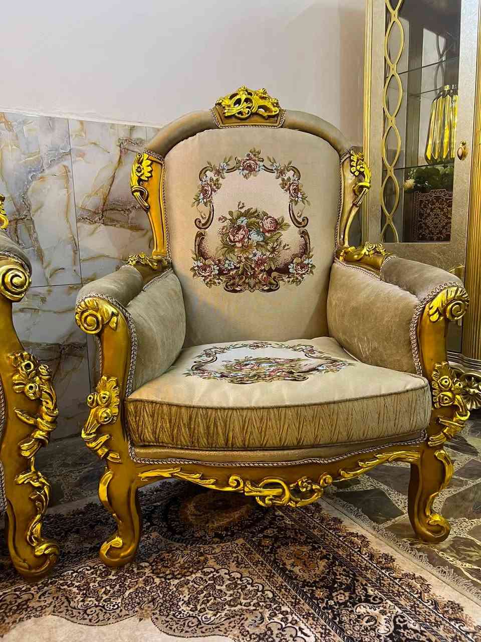 تخم مصري دمياط خشب زان عشر مقاعد مع طبله وسطيه نظيف جداً مكانت المنصور السعر مليون وربع ***********
