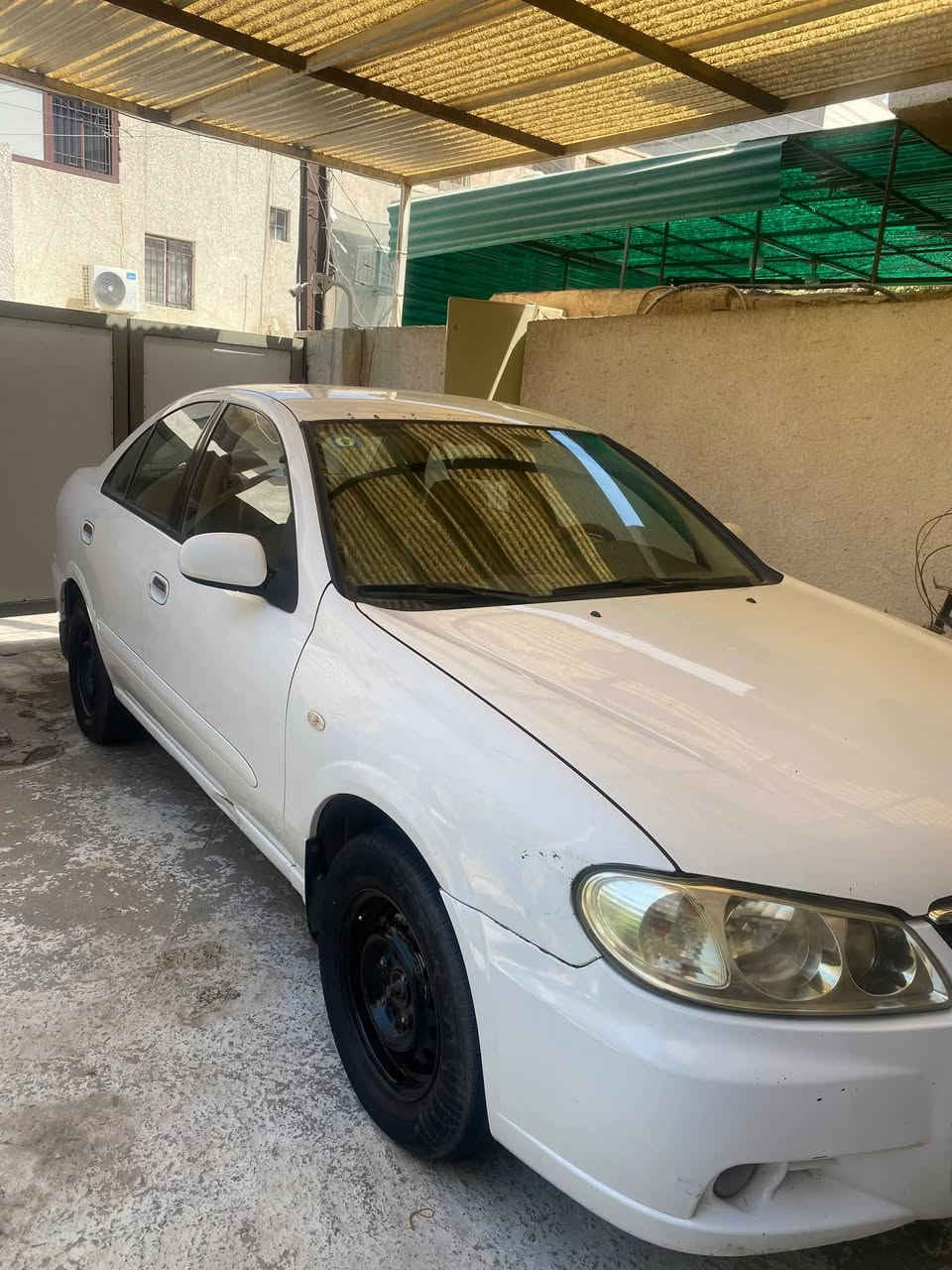 السلام عليكم 
نيسان سني ٢٠١٠ ياباني للبيع مكفولة ماعدا باب السائق والباب الوراه بيهن صبغ محرك قبق اسود مكينة 1800
للاستفسار الاتصال بالرقم ***********
