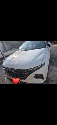 توسان موديل ٢٤ داخلها الابيض المرغوب وشاشه دجتال السياره مكفوله ماشي ٢...