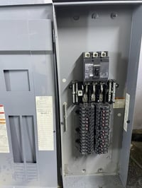 للبيع مكاني بغداد07724993873 قاطع رائسي كهرباء أو كابينه جوزات كهرباء ...