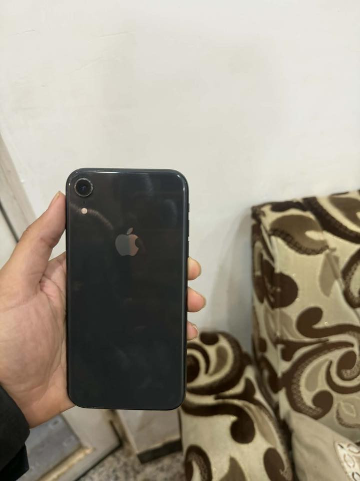 ايفون اكس ار ذاكرة 128 بطارية 78  بلادية مكفول فقط فطر بالكلاس فيس ايدي شغال تواصل *********** اتصال سعر 115 قفل بدون عمله
