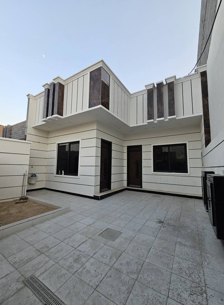 🏡 مجمع بيوت حديثة للبيع في أبي الخصيب – تسليم مفتاح 🔑
​فرصة استثنائية لامتلاك منزل العمر ببناء حديث وشغل درجة أولى (VIP) في موقع مميز ومكتمل الخدمات.
​📌 تفاصيل العقارات المتاحة:
​المساحة لكل بيت: 200 متر مربع.
​نوع السند: طابو ملك صرف (سند 25).
​حالة التسليم: جاهز (تسليم مفتاح 🔑).
​🏛️ مواصفات بيوت (الطابقين):
​يتميز التصميم الداخلي باستغلال ممتاز للمساحات ليوفر لك ولعائلتك أعلى درجات الراحة:
​غرف النوم: 6 غرف منام واسعة.
​الصالات: صالتين جلوس كبار.
​الاستقبال: ديوانية/استقبال مستقلة.
​المطبخ: نظام حديث (مطبخ حار + مطبخ بارد).
​المرافق الخارجية والخدمية: كراج للسيارة، حديقة منزلية، بلكونة بإطلالة مميزة، ومجموعات صحيات متكاملة.
​💡 ملاحظة: يتوفر أيضاً (طابق واحد) بمساحة 200 متر حسب الطلب والرغبة.
​📍 الموقع والخدمات (أبي الخصيب - البهادرية)
​البيوت تقع في منطقة مخدومة بالكامل ومثالية للسكن:
​🛣️ شوارع مبلطة بالكامل.
​🏫 قريب جداً من المدارس والأسواق المركزية.
​⚡ خدمات أساسية متكاملة: (كهرباء مستمرة، ماء إساله، شبكة إنترنت، خط مولد ديزل).
​📞 للاستفسار والتواصل:
​للمعاينة أو لمزيد من المعلومات، يرجى الاتصال مباشرة على الرقم:
📱 *********** البصرة, العراق

