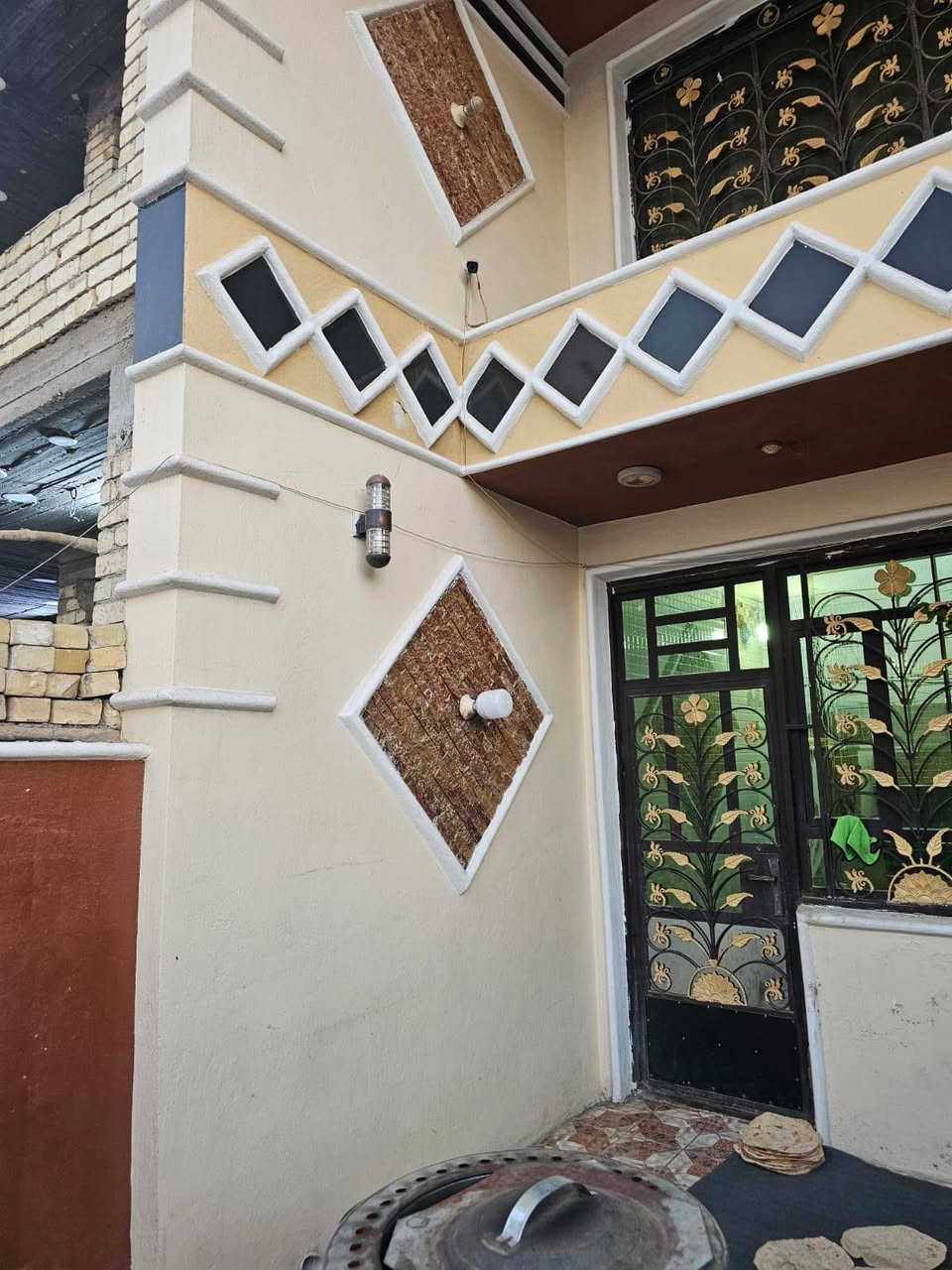 السلام عليكم ورحمة الله
بيت في حي الرشيد الشارع الرئيسي موقع تجاري ومميز جداً 
مقابيل اعدادية الحكيم بناء حديث درجة اولى
الواجهة 7.5والنزال 20=150متر طابقين
الطابق الارضي يتكون من استقبال وهول داخلي ومطبخ وغرفة نوم ومجمع صحيات اجلكم الله
والطابق الثاني ثلاث غرف نوم ومجمع صحيات وصالة
والطابق الثالث مخزن وبتونة للأستفسار الاتصال *********** او مراسلة الصفحة
السعر 285 بيع مستعجل جداً
ملاحظة بسعر قطعة
