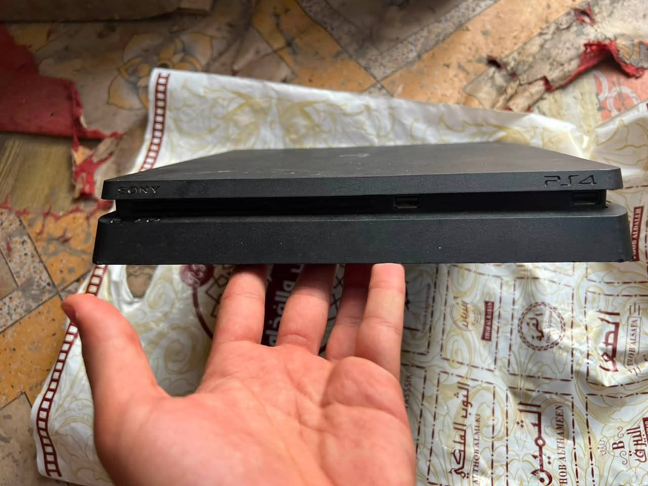 بلي 4 سلم  كامل ملحقات نضافه ١٠٠٪؜كامل ملحقات حوستكات 2 قرصين  ذاكره واحد تيرا السعر  300وبيه مجال  الاستفسار ع رقم ***********
