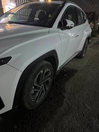 توسان ٢٠٢٥  سياره ماشيه ٨ الف  ويل ١٩ جنطه كهرباء مواصفاتها معروفه  ال...