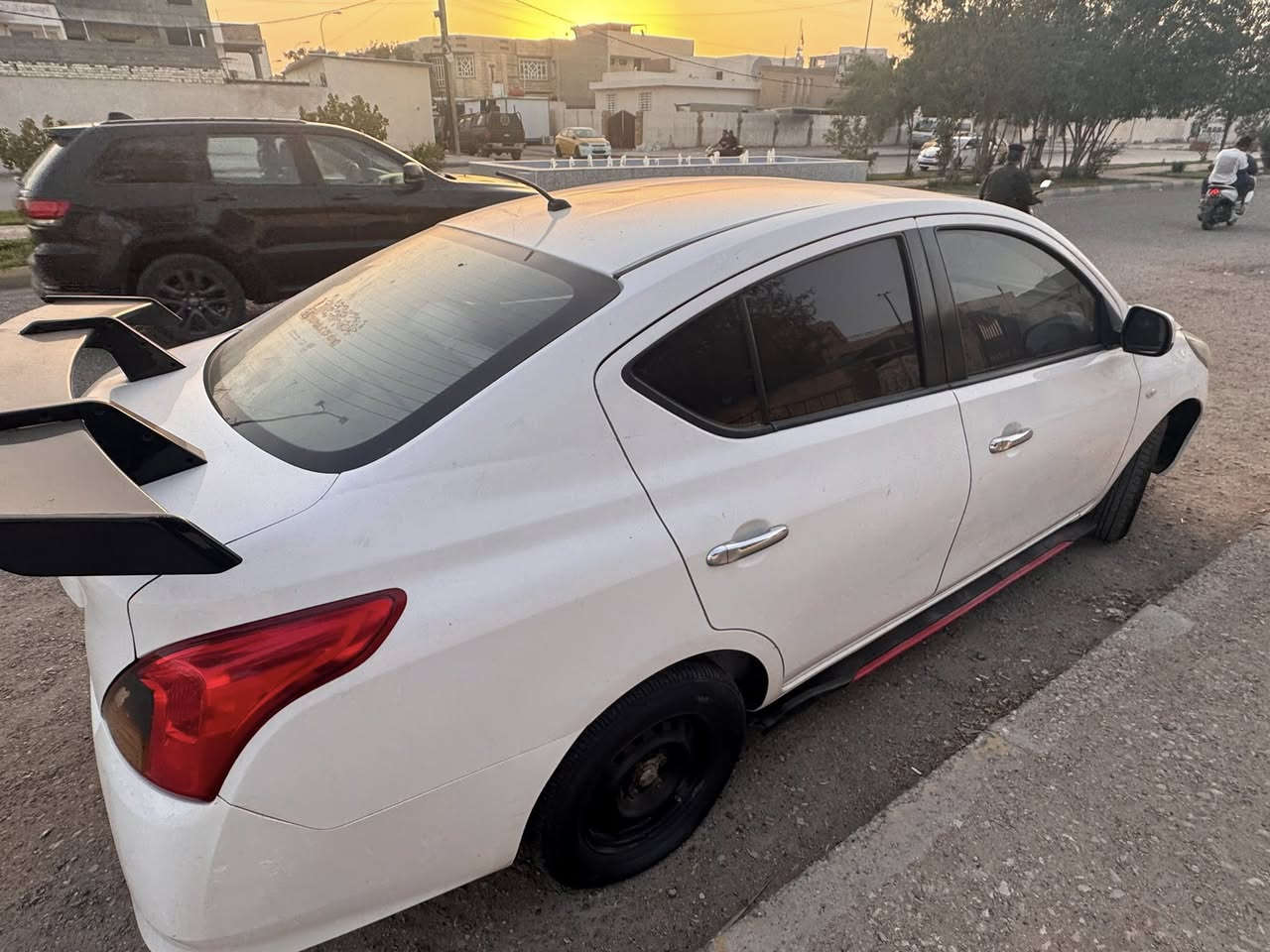 نيسان سني 2018 للبيع رقم واسط باسمي بيها قطعه صبغ بين الجاملغ والباب خلف السائق وشبر صبغ بالجاملغ الامامي مكينه وكير سليم صدر امامي خلفي جديد استوني مبدله كهربائيات كلها شغاله لايت زنون 
السعر:88ورقه قفل قفل 
المكان واسط الكوت 
***********
