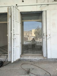 جام خانه للبيع العرض (٢.٥) متر وارتفاع (٢.٥) م مع باب وقطعة ثانية بإبع...