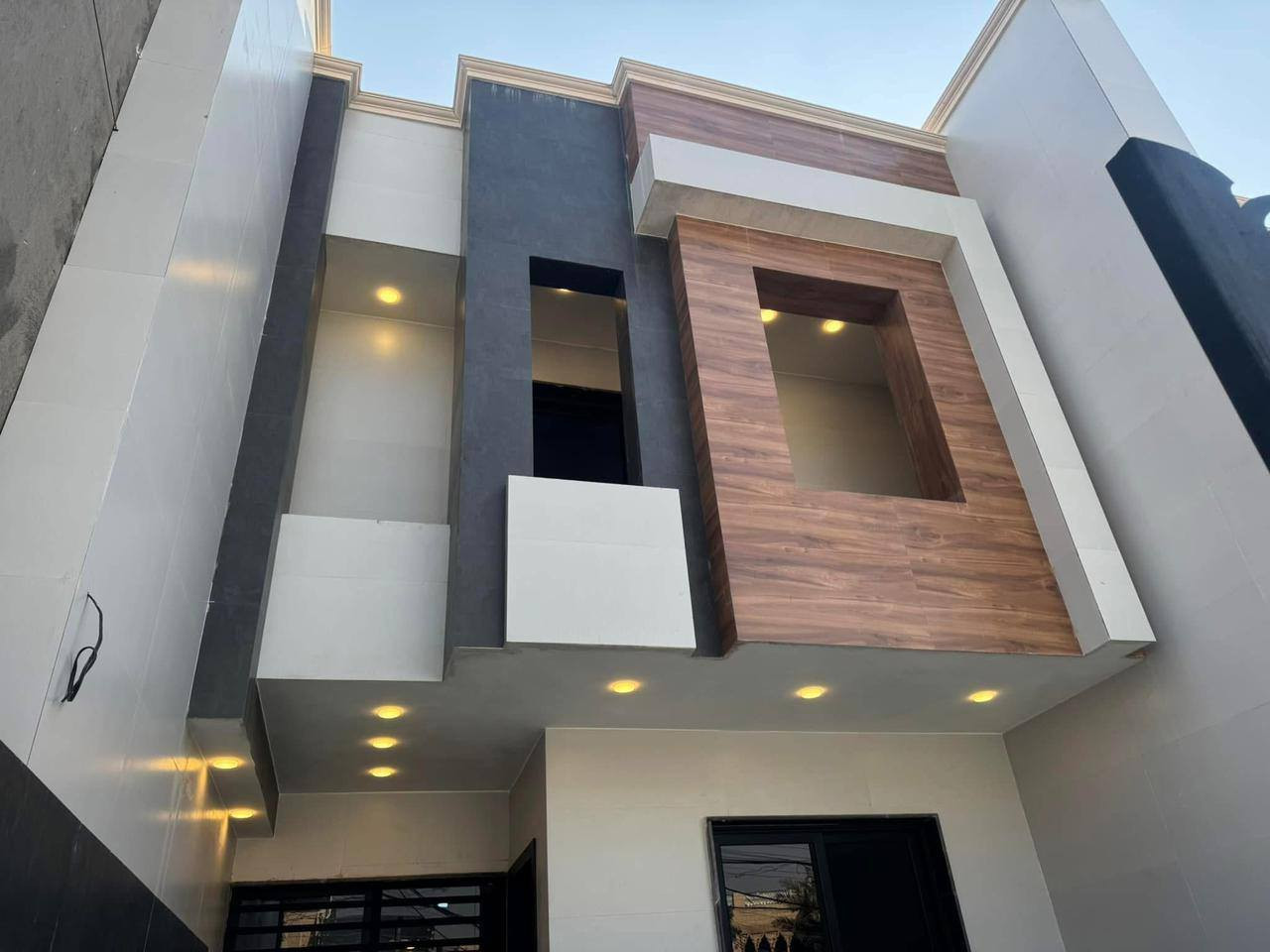 اللهم صلي على محمد وآل محمد
دار للبيع منطقة الضباط المساحة 150 متر 
الواجهة 6 نزال 25 بناء حديث غير
مسكون يحتوي على 4 نوم صحيات عدد 3 
الاستفسار *********** واتساب 
#مكتب_العدل_للعقار
