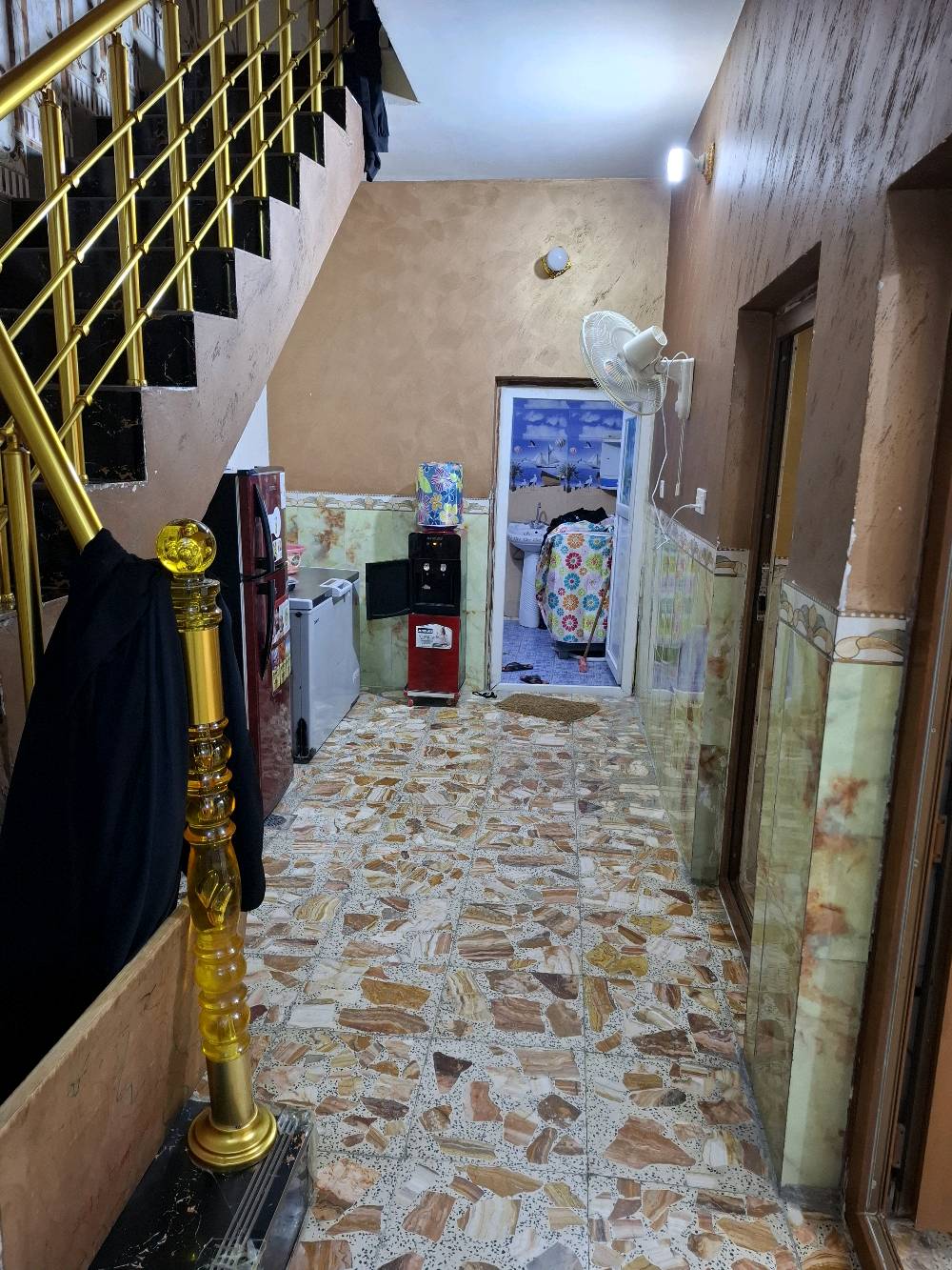 دار بالشالجيه للبيع ١٠٠ متر (طابو صرف )من جهه سياج السكك ثاني بيت بالفرع 
بناء مسلح جديد طابقين 
بي ٤ غرف واستقبال وحمام عدد ٢ كبار وتواليت خارجي وطرمه ومطبخ  
الاتصال او واتس اب ***********