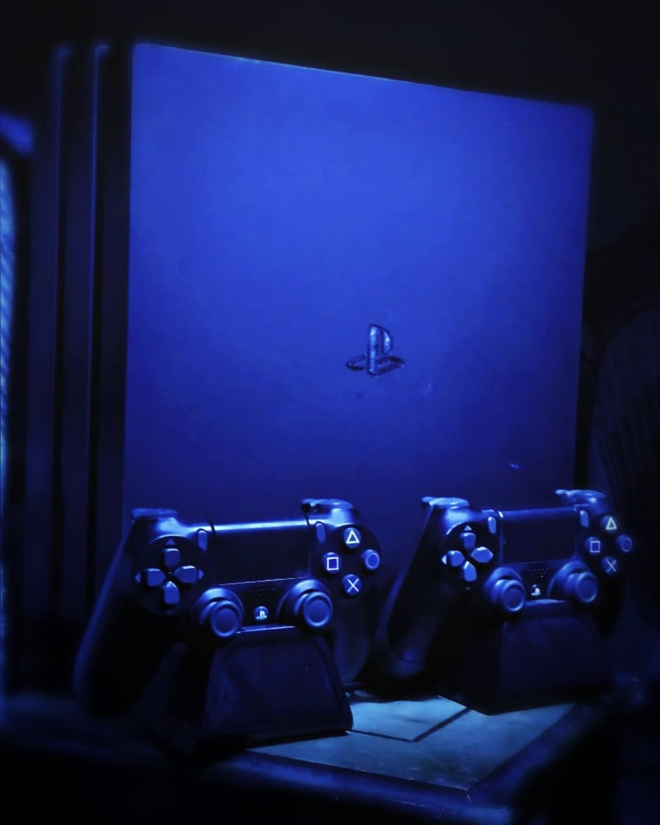 للبيع "ملك المنصات" PS4 Pro 1TB – نظافة فائقة وأداء 4K جبار مع أقوى الألعاب!
الوصف:
لعشاق التميز والدقة العالية، أعرض لكم جهاز PS4 Pro (النسخة الاحترافية الأقوى) بسعة 1 تيرا. الجهاز بحالة ممتازة جداً، استخدامه شخصي وبمنتهى العناية، ويعمل بسلاسة تامة وكأنه جديد.
لماذا تختار هذا الجهاز؟
أداء الـ Pro الخارق: هذه ليست النسخة العادية، بل نسخة البرو التي تدعم دقة 4K حقيقية وتقنية HDR، مما يمنحك تفاصيل بصرية مذهلة وألواناً واقعية جداً على الشاشات الحديثة.
نظام أصلي (Raw): الجهاز غير مهكر نهائياً، يعمل بنظام سوني الرسمي، مما يعني استقراراً كاملاً في النظام، وقدرة على اللعب أونلاين وتحميل التحديثات بدون أي خوف من "الباند".
ثبات الأداء: بفضل معالج الرسوميات القوي (4.2 TFLOPS) ووضع Boost Mode، ستحصل على عدد إطارات (FPS) أعلى وسلاسة فائقة حتى في أضخم الألعاب التي تتطلب مجهوداً عالياً.
جهاز "بكر": الجهاز نظيف جداً من الداخل والخارج، لم يدخل صيانة أبداً، وهذا يضمن لك عمر استهلاكي طويل وأداءً هادئاً بدون صوت مراوح مزعج.
مكتبة ألعاب خرافية (جاهزة للعب):
الجهاز يأتي مع حساب يحتوي على مجموعة من أضخم العناوين التي يبحث عنها الجميع:
Resident Evil 4 Remake (النسخة الأسطورية والأكثر طلباً حالياً).
A Plague Tale (رحلة درامية مذهلة برسوميات سينمائية).
Battlefield 1 (لمحبي الحروب الجماعية والأجواء الحماسية).
Mortal Kombat 11 و Hitman.
بالإضافة إلى العديد من الألعاب الأخرى المتنوعة داخل المكتبة.
الملحقات:
جويستك (يد) عدد 2: اليد الأولى تعمل بامتياز وبدون أي مشاكل، اليد الثانية تعمل بشكل ممتاز أيضاً لكنها تحتاج فقط لتبديل بطارية (لأن شحنها ينفد بعد 15 دقيقة)، وتكلفتها بسيطة جداً ولا تؤثر على جودة اللعب.
السعر المطلوب:
260,000 دينار عراقي (والسعر قابل للتفاوض البسيط جداً للشراي طبعا).
الموقع: [ميسان - العمارة - حي الجامعة]
للتواصل والاستفسار: [***********] عمارة, ميسان
