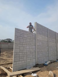 سياج خرساني مسبق الصنع وباشكال هندسية تجذب النظر وبكفائة عالية وضمان ل...