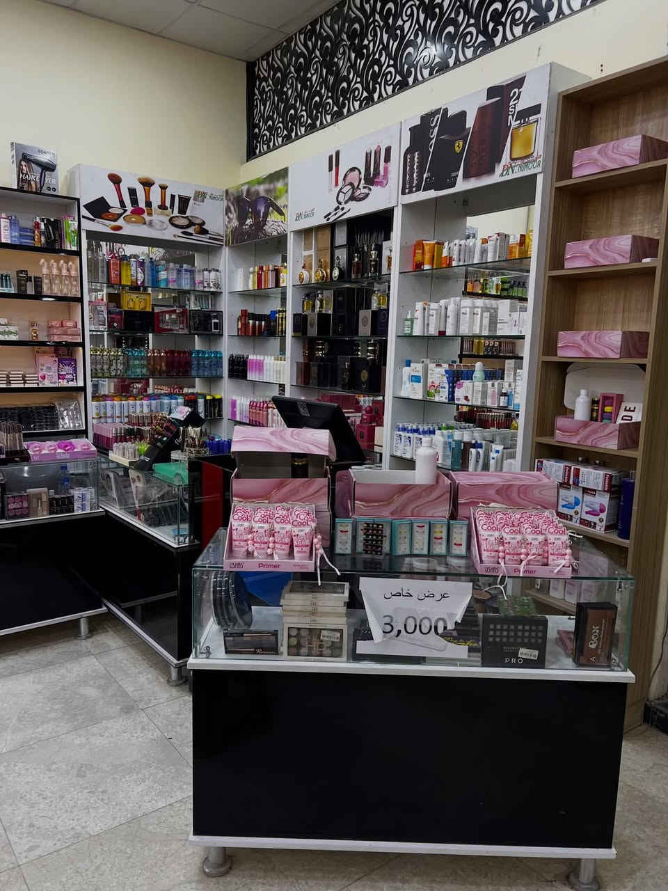 كوزمتك كامل للبيع 
يحتوي على بضاعه +فاترينات + كاشير +حاسبة 
السعر مناسب جدا للتواصل على الرقم ***********
