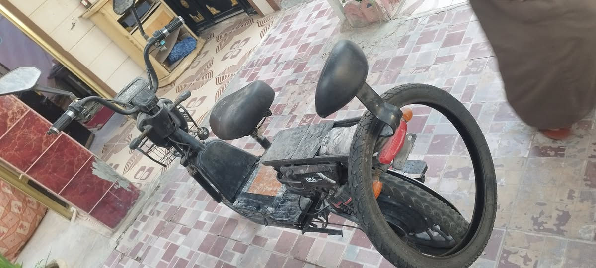 دراجة شحن
3 بطاريات جديده اصليات
تاير جديد بعدني مشاده عليه 
يحتاجله ترتيب لان هامله 
يفيد العنده شغل سعره مناسب 175الف
***********
