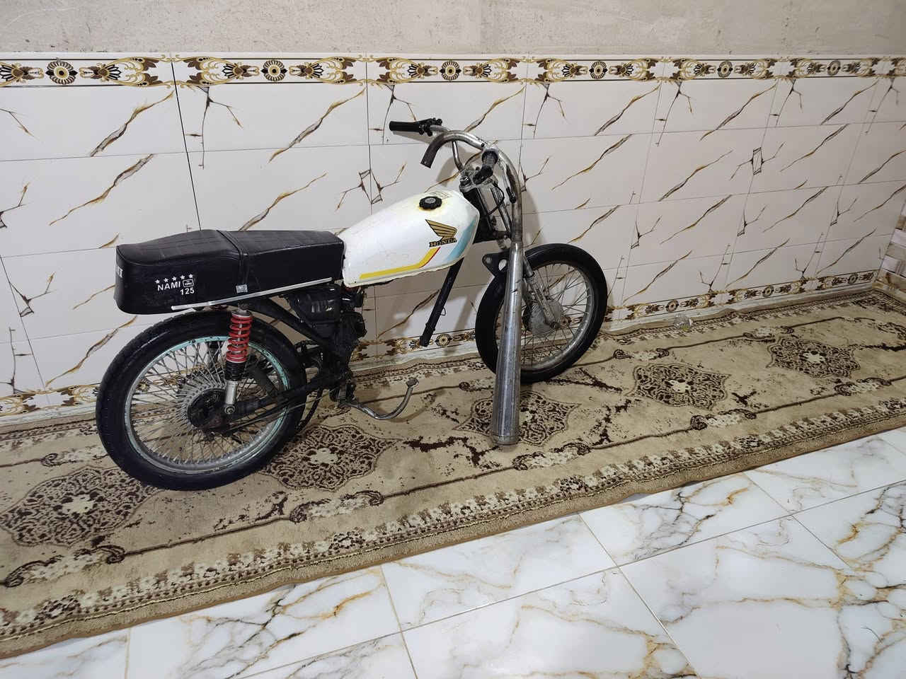 السلام عليكم دراجه للبيع اوسه بس محرك دراجه كلك دبلات وشاصي ودني فول تايرات جددن المكان الديوانيه قبائل مناويه سعرها 150 وبيها مجال للطيبين الرقم***********
