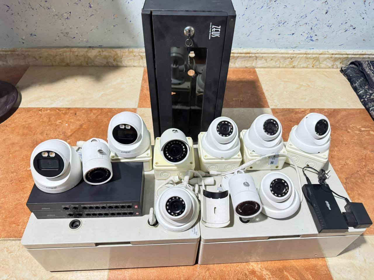 كاميرات مراقبة Dahua شبكية (IP) بدقة 4MP عدد 10 مع السويتشات
السلام عليكم

تفاصيل العرض والمواصفات:

1️⃣ الكاميرات (العدد الإجمالي: 10 كاميرات دقة 4MP):

عدد (2) كاميرا داخلية (صوت وصورة ملون):

الموديل: HDW2439T-AS-LED

المميزات: تحتوي على مايك مدمج لتسجيل الصوت بدقة، وتدعم خاصية Full-Color (رؤية ليلية ملونة بالكامل على مدار 24 ساعة كأنها في النهار) [!].

عدد (5) كاميرات داخلية/خارجية (صورة ورؤية ليلية ذكية):

الموديل: HDW1431SP

المميزات: دقة 4 ميجابكسل ممتازة للممرات والصالات، رؤية ليلية بالأشعة تحت الحمراء (أبيض وأسود) تصل إلى 30 متراً بجودة عالية.

عدد (3) كاميرات خارجية (صورة ورؤية ليلية فقط):

المميزات: هيكل خارجي متين مصمم لتحمل الظروف الجوية القاسية (شمس، مطر، غبار) وممتازة جداً لتأمين السور الخارجي أو الكراج بالليل والنهار.

2️⃣ السويتشات (PoE Switches) المشغلة للمنظومة:

عدد (2) سويتش تشغيل:

المميزات: سويتشات مخصصة لكاميرات الـ IP، تقوم بنقل الطاقة (الكهرباء) والبيانات للكاميرات عبر كابل الشبكة مباشرة دون الحاجة لمداور طاقة أو وايرات إضافية (خاصية PoE) [!].

السويتشات تكفي وتشغل الـ 10 كاميرات وزيادة، وممتازة جداً لتوزيع الكاميرات وتسهيل التسليك.

3️⃣ الكابينة والصناديق (الحماية والتنظيم):كابينة (راك حديدي) ماركة ZEUS الأصلية:المميزات: حجم مناسب بـ واجهة زجاجية قوية وقفل أمان ومفتاح [!]. مخصص لحفظ جهاز الـ NVR والسويتشات وحمايتها من الغبار أو العبث والسرقة.
 (2) صندوق بلاستيكي كبير (ترانكينج/صناديق تجميع):المميزات: الصناديق الكبيرة الموضحة أسفل الكاميرات، مخصصة لتجميع وتمديد الأسلاك بشكل مخفي ونظيف جداً داخل البناية لحماية التوصيلات والحفاظ على المظهر الجمالي للمكان.

يوجد توصيل

مراسله واتساب ***********
