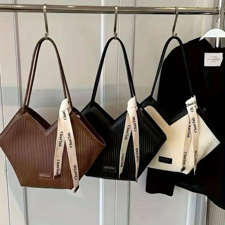 شتتوقعون شكد سعر هاي الجنطه 👜 الي تجنن بمعنى الكلمه
جلد ناعم طري كوالتي عالي
الابعاد 25* 37
توصيل سريع لجميع المحافظات
السعر تنافسي.... ب 13.000 فقط
(اتحده احد يحصل هيج سعر... يستاهلون زبائني😍 )
      
  👜 للحجز مراسلتنا واتساب *********** 👜 

#حقائب #ترند #هدايا @أبرز المعجبين Mars Stor

