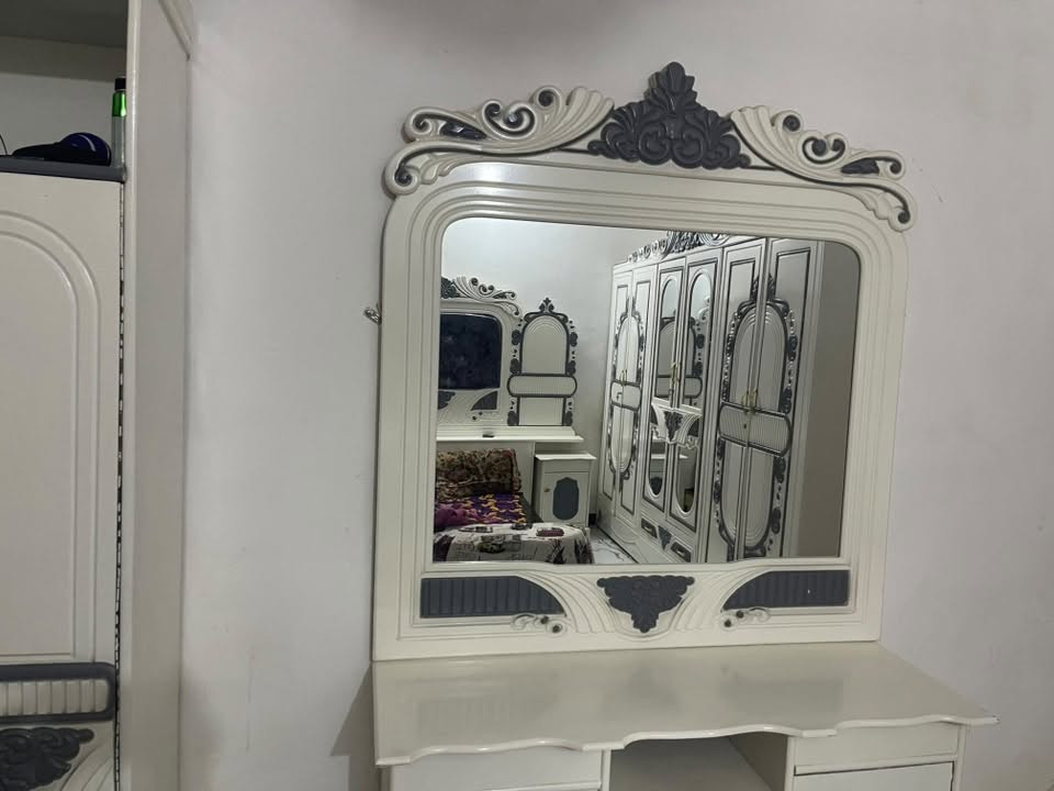 غرفه اخشاب ١٠ قطع صارلي شهر من اخذتها بس شدوها ما مستخدمه تصميم تركي نجاره عراقيه 
ب ٩٠٠ وبيها مجال 
ناصريه خلف الطاقه الكهربائيه 
تواصل  ع واتساب ***********
