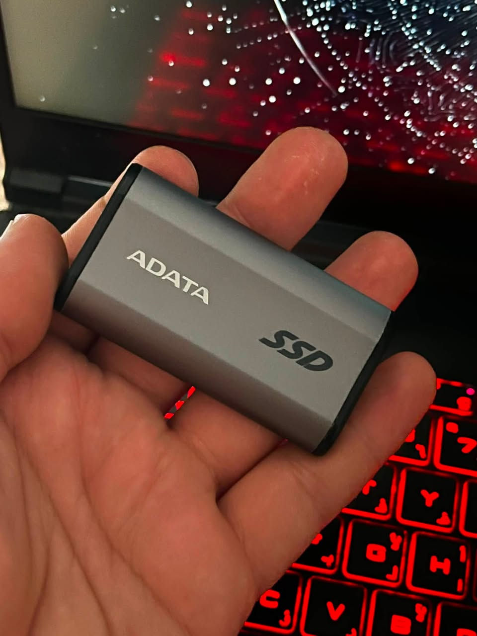⚡️ فرصة لا تتكرر لعشاق السرعة والأداء العالي! ⚡️
للبيع هارد خارجي فائق السرعة SSD ADATA Elite SE880 الأصلي بسعة 1 تيرابايت (1TB).
إذا كنت تبحث عن أداء جبار لنقل ملفاتك، ألعابك، أو فيديوهاتك بدقة 4K في ثوانٍ معدودة، فهذا الوحش الصغير هو خيارك الأفضل!
💡 أهم المواصفات المتميزة:
 المنفذ والجيل المستقبلي: يأتي بأحدث تقنيات الاتصال USB 3.2 Gen 2x2 لضمان أعلى كفاءة واستقرار.
 نوع المنفذ: منفذ تايب C (Type-C) متوافق مع اللابتوبات، الهواتف الذكية، وأجهزة الكونسول (PS5 / Xbox).
 سرعة خارقة: سرعة نقل بيانات مرعبة تصل إلى 2000MB/s (ملفاتك الكبيرة تنتهي برمشة عين!).
 الحجم: تصميم مدمج وأنيق جداً (بحجم الإصبع تقريباً) يسهل حمله في الجيب إلى أي مكان.
🔍 حالة القطعة:
القطعة مستعملة نظيفة جداً وبحالة ممتازة (أخت الجديد) وشغالة بكفاءة 100%.
💰 السعر والعرض الخاص:
 السعر الأصلي: 320 ألف دينار عراقي.
 🔥 عرض التخفيض الخاص: 275 ألف دينار عراقي فقط وبي مجال للشراي !

📦 الملحقات: يأتي مع الكابل الأصلي الخاص به.
📍 الموقع: بغداد (توصيل كافة محافظات العراق.
📞 للاستفسار أو الشراء، يرجى المراسلة على الخاص أو الاتصال على الرقم ***********
