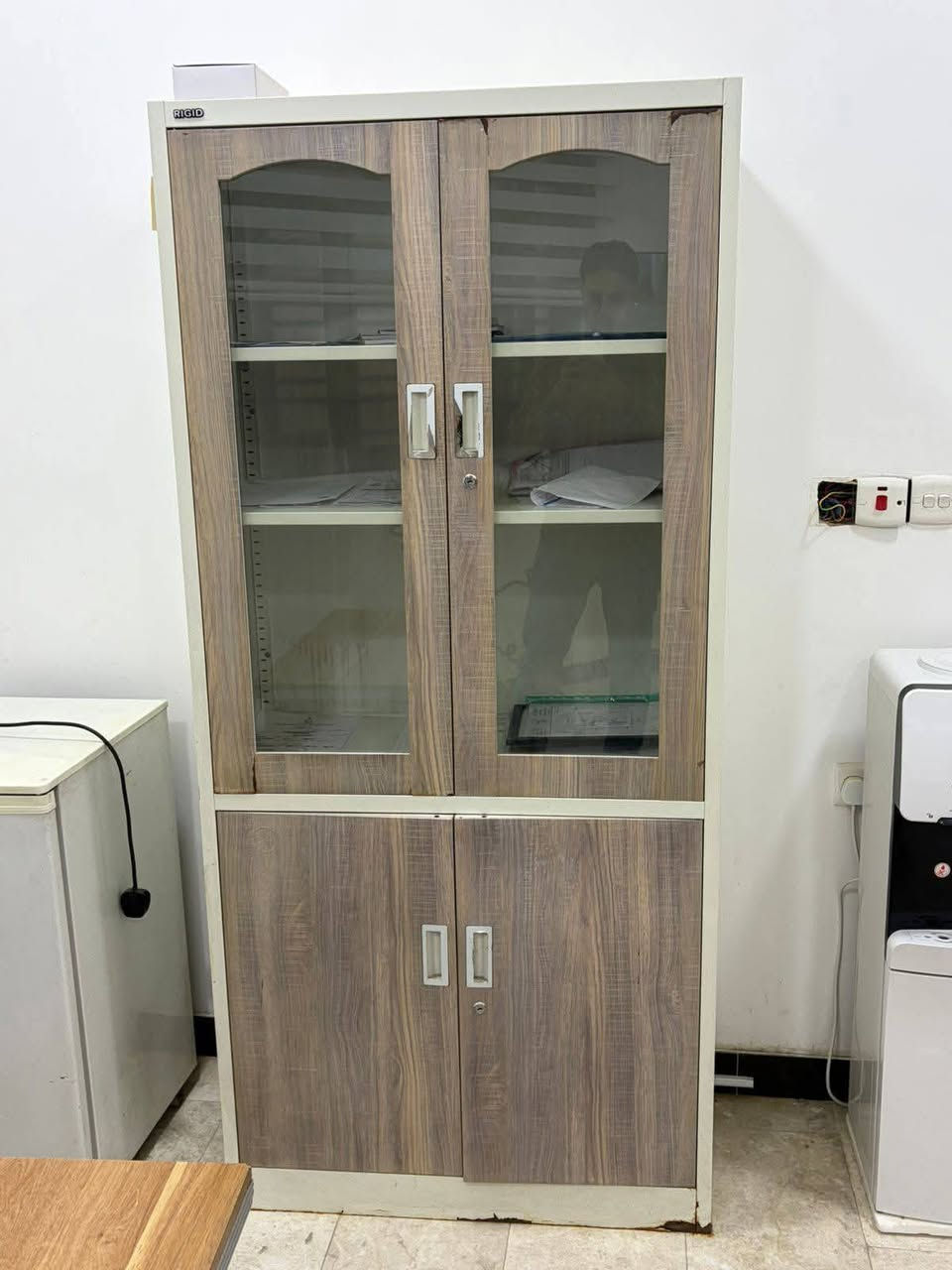 #اثاث_عيادة_للبيع 
1_رسبشن مراجعين 
2_ براد 
3_ كاونترات عدد 2 
4_ميز حديد 
5_ميز 
6_ مكتبي 
***********
