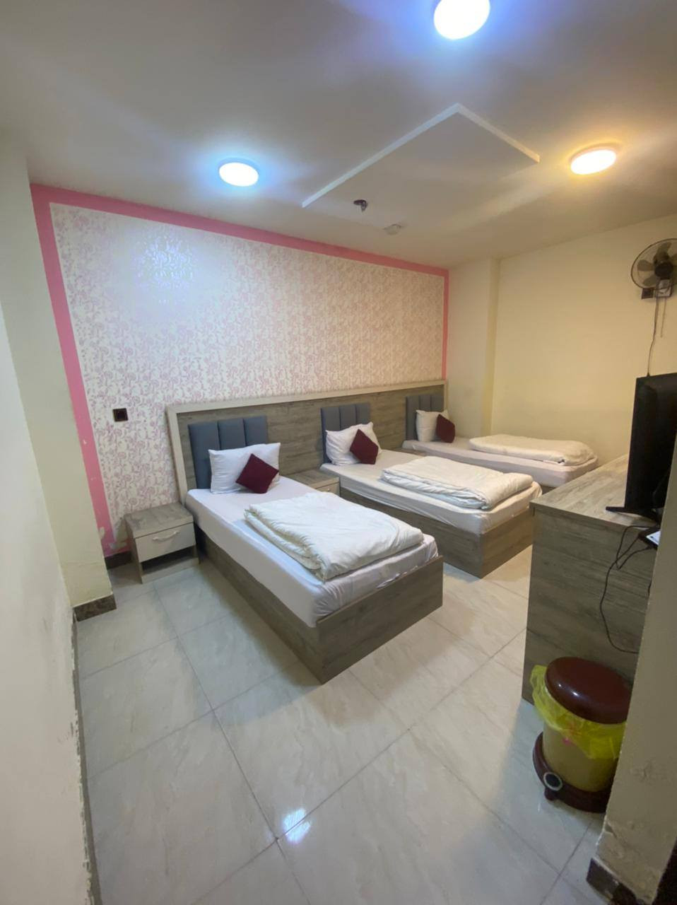 فندق للبيع
كربلاء المركز باب الخان يتكون من 11 طابق الوارد السنوي 20 شده المساحه 150 السعر 5 مليار بيه مجال فندق 
المساحه ١٥٠ م واقع الحال ٢٠٠ لوجود فضله بالقطعه
١١طابق عشر طوابق غرف يحتوي على ٥٠ غرفه طابق ١١مطعم ومطبخ
يحتوي٣مولدات من ٧٠ كيفي ١٢٠ كيفي والثالثه على اظن ٥٠٠ كيفي
مقابل حديقه عامه 
 عند حضور المشتري والجلوس مع صاحب الفندق الان بيه نزلاء مؤجر لغاية الشهر الثاني
قابل للتفاوض الاستفسار كثر واتساب رجان المو شراي لا يراسل وتصال ما ارد ‏‪0775 740 5698‬‏
