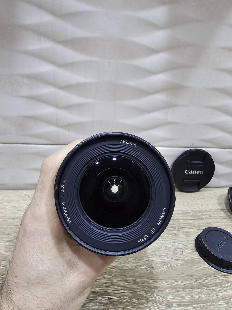 عدسة كانون 16-35 الإصدار الثاني
نظافة 100% مجرد خدوش خارجية
وياها القبق و الهود 
للبيع المستعجل ما نختلف عالسعر مكاني بغداد
*********** تواصل واتساب

