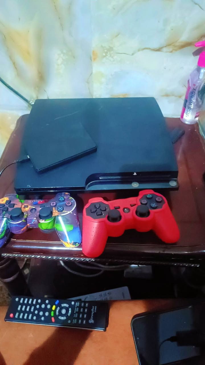 سلام عليكم بلي 3 سلم هارد بي 40لعبة العبات كلهن قويات جهاز نضيف نضافتة 80/100ما مفتوح الجهاز حلو  صاله سنتين عندي ما مفتو والله العضيم السعر 105ويا 2يدات اصلية  جهال تاخذة عل فحص ***********مكاني بغداد حي اور
