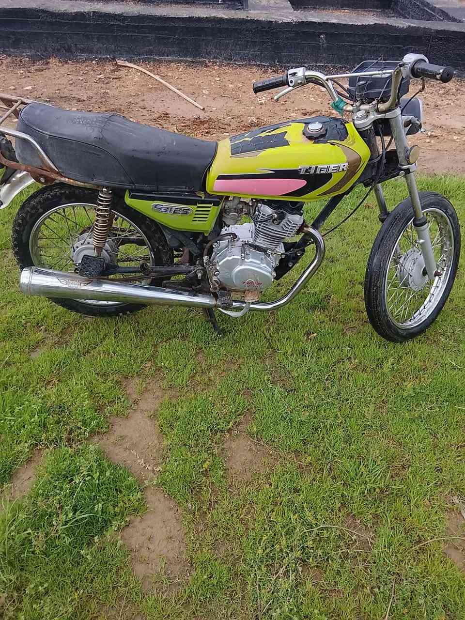 السلام عليكم دراجه ارشه للبيع موديل 21 أصولي مكينه مامفتوحه نضيفه. مكان الديوانيه الشافعية سعر 400 وبيه مجال ***********
