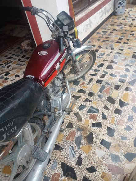 سلام عليكم
من رخصت مدير الكروب عندي دراجه لبيع اصولي أوراق كامله ضفيره دبلات امامي خلفي جديد تخم تاير جوا جديد المحرك خير من الله صلانصه جعره مديل 2021 نقص بس باتري 

سعر 475 وبيهه مجال لطيبين 
رقم الهاتف ***********
